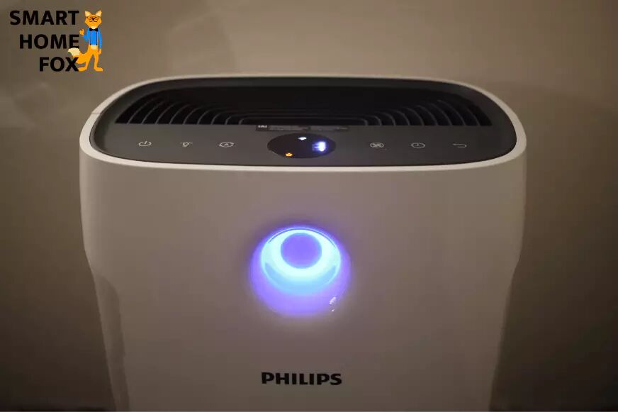 The Philips Series 2000i AC2889/10 air purifier stands on a table and the LED colour ring glows blue.